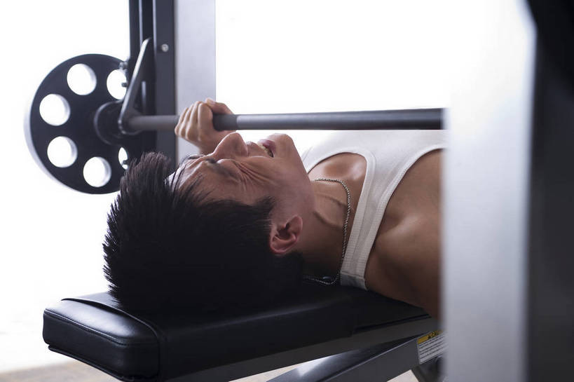 东方人,一个人,健身房,横图,彩色,室内,时尚,快乐,幸福,中国,亚洲,图片,享受,休闲,放松,美体,摄影,生活方式,健身器材,东亚,中华人民共和国,举重机,男人,男性,亚洲人,中国人,年轻人,躺着,半身,健身,高兴,愉快,bj174