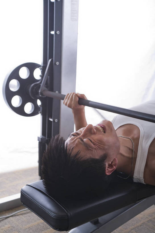 东方人,一个人,健身房,竖图,彩色,室内,时尚,快乐,幸福,中国,亚洲,图片,享受,休闲,放松,美体,摄影,生活方式,健身器材,东亚,中华人民共和国,举重机,男人,男性,亚洲人,中国人,年轻人,躺着,半身,健身,高兴,愉快,bj174