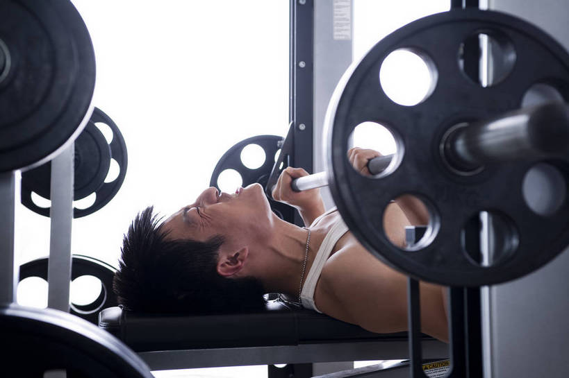 东方人,一个人,健身房,横图,彩色,室内,时尚,快乐,幸福,中国,亚洲,图片,享受,休闲,放松,美体,摄影,生活方式,健身器材,东亚,中华人民共和国,举重机,男人,男性,亚洲人,中国人,年轻人,躺着,半身,健身,高兴,愉快,bj174