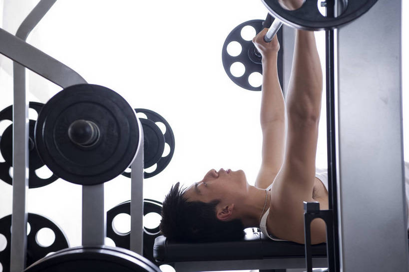 东方人,一个人,健身房,横图,彩色,室内,时尚,快乐,幸福,中国,亚洲,图片,享受,休闲,放松,美体,摄影,生活方式,健身器材,东亚,中华人民共和国,举重机,男人,男性,亚洲人,中国人,年轻人,躺着,半身,健身,高兴,愉快,bj174