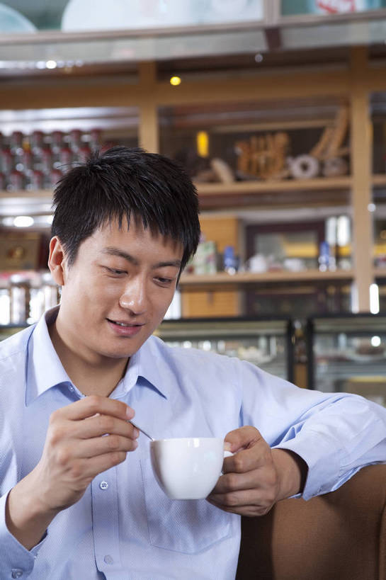东方人,一个人,餐厅,微笑,竖图,彩色,室内,时尚,西餐,中国,亚洲,图片,喝咖啡,娱乐,休息,休闲,放松,摄影,生活方式,东亚,中华人民共和国,男人,男性,亚洲人,中国人,年轻人,坐着,半身,高兴,愉快,bj174