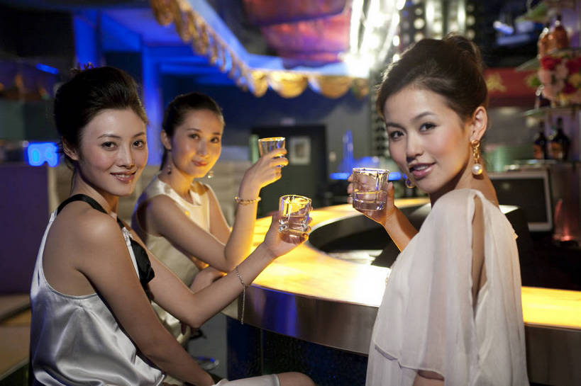 东方人,三个人,餐厅,微笑,横图,彩色,室内,聚会,时尚,西餐,中国,亚洲,图片,娱乐,晚会,喝酒,休息,休闲,放松,美女,摄影,生活方式,东亚,中华人民共和国,男人,男性,女人,女性,亚洲人,中国人,年轻人,坐着,半身,高兴,愉快,bj174