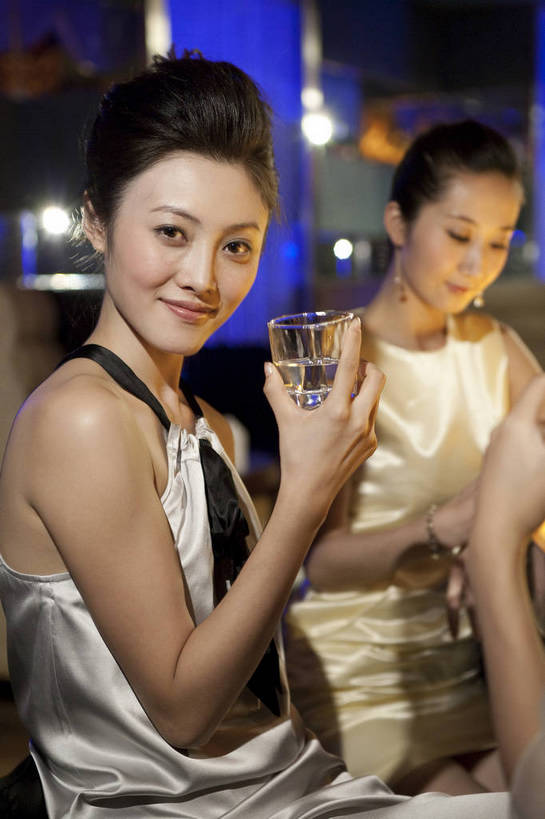 东方人,两个人,餐厅,微笑,竖图,彩色,室内,聚会,时尚,西餐,中国,亚洲,图片,娱乐,晚会,喝酒,休息,休闲,放松,美女,摄影,生活方式,东亚,中华人民共和国,女人,女性,亚洲人,中国人,年轻人,坐着,半身,高兴,愉快,bj174