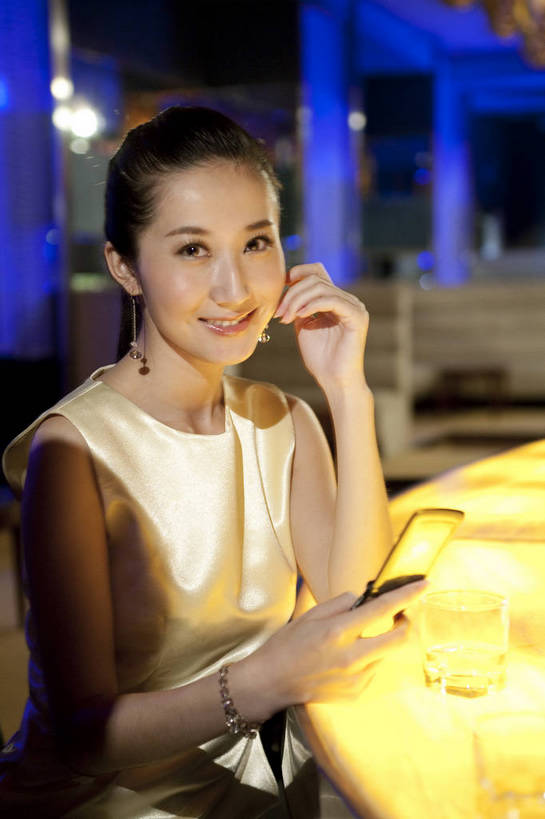 东方人,一个人,餐厅,微笑,竖图,彩色,室内,聚会,时尚,西餐,中国,亚洲,图片,娱乐,晚会,喝酒,休息,休闲,放松,美女,摄影,生活方式,东亚,中华人民共和国,女人,女性,亚洲人,中国人,年轻人,坐着,半身,高兴,愉快,bj174