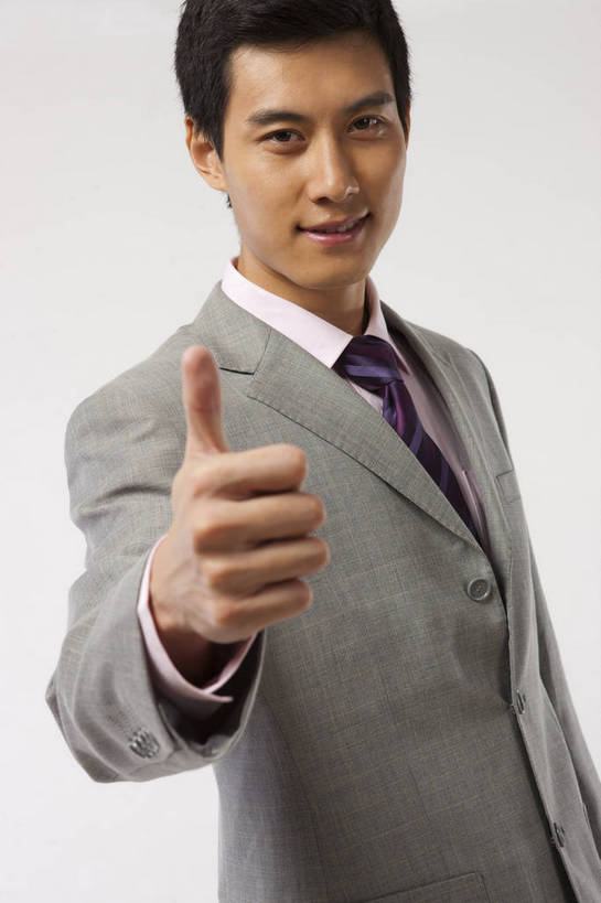 东方人,拇指,一个人,商务人士,商务男性,微笑,竖图,彩色,室内,白天,衬衫,西装,商务,成功,信心,职员,中国,亚洲,套装,正装,图片,站着,摄影,商务装,工薪阶层,东亚,男人,男性,亚洲人,中国人,年轻人,白领,上班族,半身,影棚拍摄,衬衣,高兴,办公,bj174