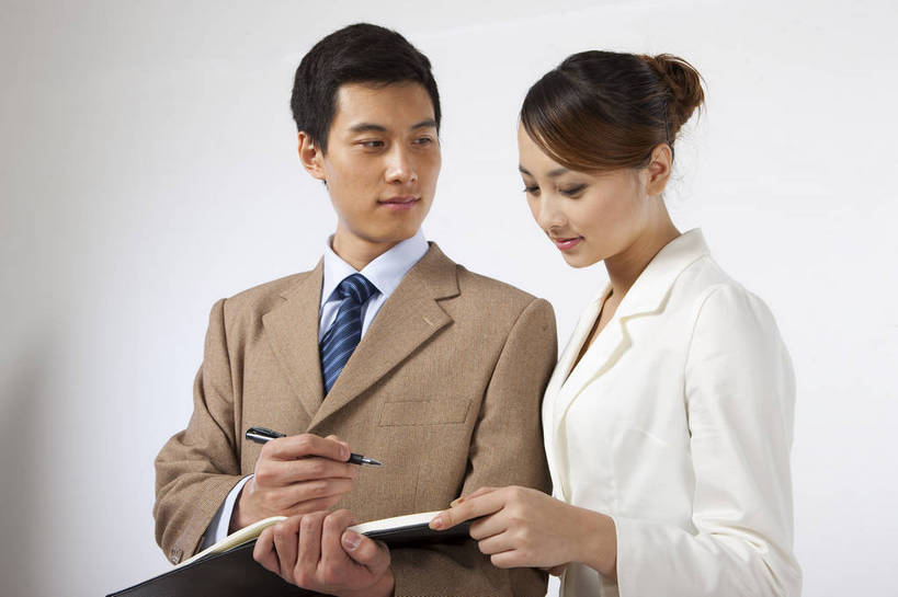 东方人,两个人,商务人士,商务男性,商务女性,微笑,横图,彩色,室内,白天,衬衫,裙子,西装,商务,成功,信心,签字,职员,中国,亚洲,套装,正装,工作,图片,文件,站着,美女,短裙,摄影,半身裙,商务装,工薪阶层,东亚,男人,男性,女孩,女人,女性,亚洲人,中国人,年轻人,白领,上班族,半身,影棚拍摄,衬衣,高兴,办公,bj174