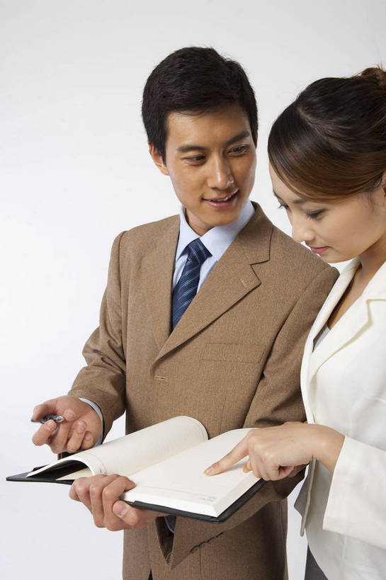 东方人,两个人,商务人士,商务男性,商务女性,微笑,竖图,彩色,室内,白天,衬衫,裙子,西装,商务,成功,信心,签字,职员,中国,亚洲,套装,正装,工作,图片,文件,站着,美女,短裙,摄影,半身裙,商务装,工薪阶层,东亚,男人,男性,女孩,女人,女性,亚洲人,中国人,年轻人,白领,上班族,半身,影棚拍摄,衬衣,高兴,办公,bj174
