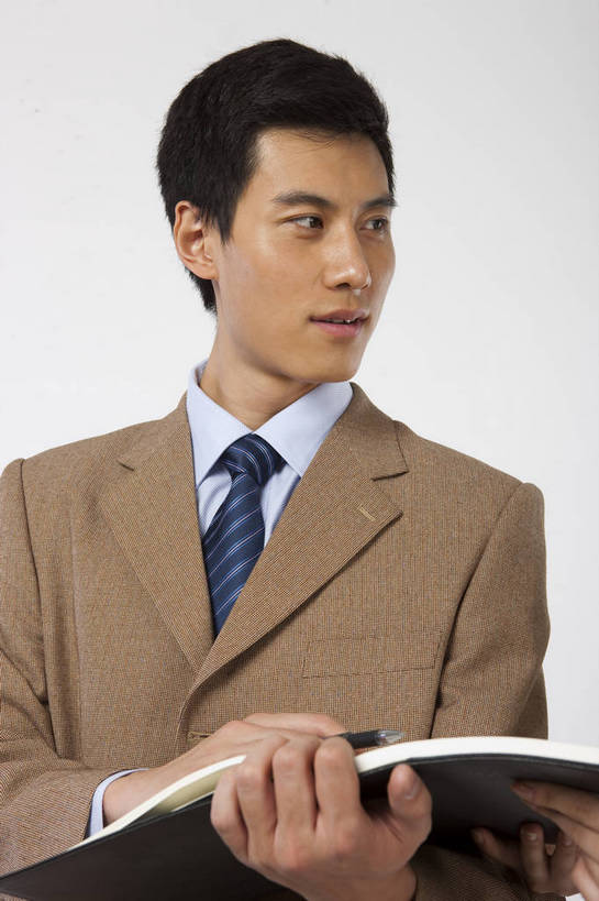 东方人,一个人,商务人士,商务男性,微笑,竖图,彩色,室内,白天,衬衫,西装,商务,成功,信心,签字,职员,中国,亚洲,套装,正装,工作,图片,文件,站着,摄影,商务装,工薪阶层,东亚,男人,男性,亚洲人,中国人,年轻人,白领,上班族,半身,影棚拍摄,衬衣,高兴,办公,bj174
