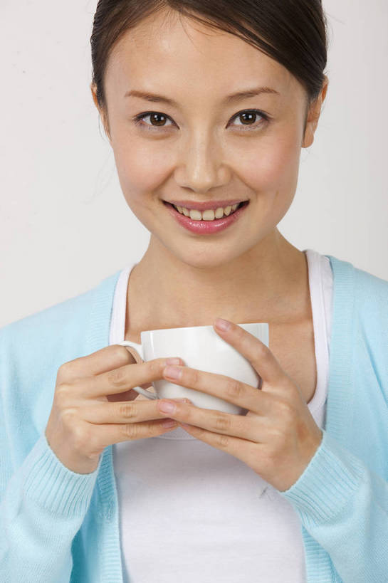 东方人,一个人,微笑,竖图,彩色,室内,白天,中国,亚洲,图片,喝咖啡,休闲装,享受,休闲,放松,美女,摄影,生活方式,轻松,东亚,女孩,女人,女性,亚洲人,中国人,年轻人,坐着,半身,影棚拍摄,高兴,愉快,bj174