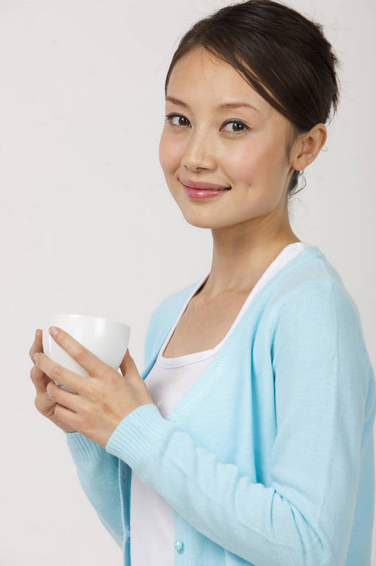 东方人,一个人,微笑,竖图,彩色,室内,白天,中国,亚洲,图片,喝咖啡,休闲装,享受,休闲,放松,美女,摄影,生活方式,轻松,东亚,女孩,女人,女性,亚洲人,中国人,年轻人,坐着,半身,影棚拍摄,高兴,愉快,bj174