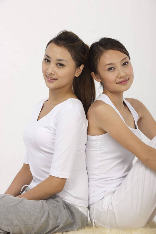 东方人,两个人,微笑,竖图,彩色,室内,白天,友谊,中国,亚洲,图片,休闲装,背靠背,享受,休闲,放松,美女,摄影,生活方式,轻松,东亚,友情,女孩,女人,女性,亚洲人,中国人,年轻人,坐着,全身,影棚拍摄,高兴,愉快,bj174