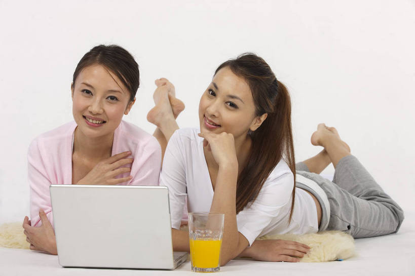 果汁,东方人,两个人,微笑,横图,彩色,室内,白天,友谊,电脑,中国,亚洲,图片,休闲装,笔记本,趴着,享受,休闲,放松,美女,摄影,生活方式,轻松,东亚,上网,友情,女孩,女人,女性,亚洲人,中国人,年轻人,全身,影棚拍摄,高兴,愉快,bj174