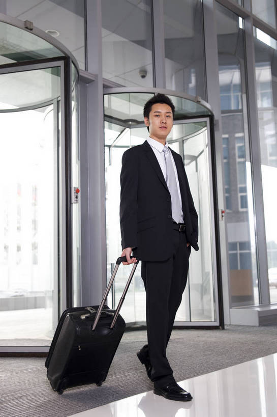 东方人,一个人,商务人士,商务男性,走,竖图,彩色,室内,白天,衬衫,西装,商务,成功,办公楼,信心,职员,中国,亚洲,入口,转门,套装,正装,拉杆箱,旅行箱,图片,大门,玻璃门,金融,摄影,经济,商务装,贸易,工薪阶层,东亚,男人,男性,亚洲人,中国人,年轻人,白领,上班族,全身,衬衣,高兴,办公,商业,商务旅行,bj174