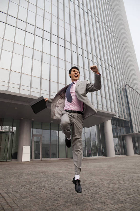 东方人,一个人,商务人士,商务男性,笑,竖图,彩色,室外,白天,衬衫,西装,商务,兴奋,成功,办公楼,信心,职员,建筑,中国,亚洲,套装,正装,公文包,图片,现代建筑,握拳,摩天大厦,商务楼,金融,摄影,经济,商务装,文件箱,贸易,工薪阶层,东亚,男人,男性,亚洲人,中国人,年轻人,白领,上班族,跳跃,全身,衬衣,高兴,办公,商业,大楼,bj174
