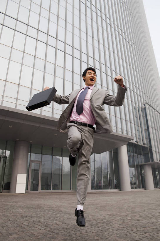 东方人,一个人,商务人士,商务男性,笑,竖图,彩色,室外,白天,衬衫,西装,商务,兴奋,成功,办公楼,信心,职员,建筑,中国,亚洲,套装,正装,公文包,图片,现代建筑,握拳,摩天大厦,商务楼,金融,摄影,经济,商务装,文件箱,贸易,工薪阶层,东亚,男人,男性,亚洲人,中国人,年轻人,白领,上班族,跳跃,全身,衬衣,高兴,办公,商业,大楼,bj174
