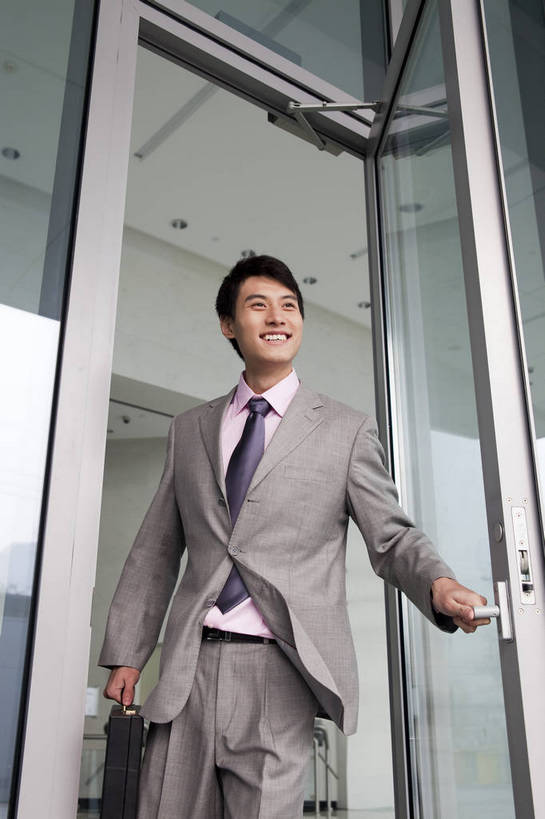 东方人,一个人,商务人士,商务男性,微笑,竖图,彩色,室外,白天,衬衫,西装,商务,成功,办公楼,信心,职员,建筑,中国,亚洲,入口,套装,正装,公文包,图片,大门,开门,玻璃门,现代建筑,摩天大厦,商务楼,金融,摄影,经济,商务装,文件箱,贸易,工薪阶层,东亚,男人,男性,亚洲人,中国人,年轻人,白领,上班族,半身,衬衣,高兴,办公,商业,大楼,bj174