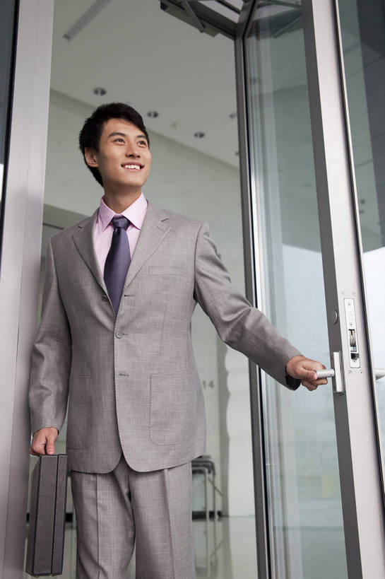 东方人,一个人,商务人士,商务男性,微笑,竖图,彩色,室外,白天,衬衫,西装,商务,成功,办公楼,信心,职员,建筑,中国,亚洲,入口,套装,正装,公文包,图片,大门,开门,玻璃门,现代建筑,摩天大厦,商务楼,金融,摄影,经济,商务装,文件箱,贸易,工薪阶层,东亚,男人,男性,亚洲人,中国人,年轻人,白领,上班族,半身,衬衣,高兴,办公,商业,大楼,bj174