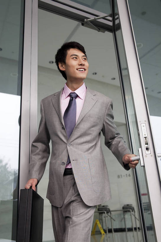 东方人,一个人,商务人士,商务男性,微笑,竖图,彩色,室外,白天,衬衫,西装,商务,成功,办公楼,信心,职员,建筑,中国,亚洲,入口,套装,正装,公文包,图片,大门,开门,玻璃门,现代建筑,摩天大厦,商务楼,金融,摄影,经济,商务装,文件箱,贸易,工薪阶层,东亚,男人,男性,亚洲人,中国人,年轻人,白领,上班族,半身,衬衣,高兴,办公,商业,大楼,bj174