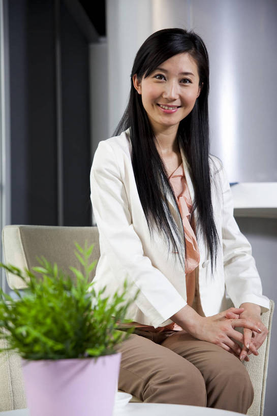 东方人,一个人,商务人士,商务女性,办公室,微笑,竖图,彩色,室内,白天,西装,商务,成功,信心,职员,中国,亚洲,套装,正装,图片,盆景,现代建筑,玻璃窗,绿色植物,休息,美女,金融,摄影,经济,商务装,贸易,工薪阶层,东亚,女人,女性,亚洲人,中国人,年轻人,白领,上班族,坐着,半身,高兴,办公,商业,bj174