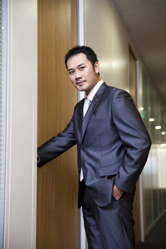 东方人,一个人,商务人士,商务男性,办公室,竖图,彩色,室内,白天,衬衫,西装,商务,成功,信心,职员,门,中国,亚洲,套装,正装,图片,推门,现代建筑,站着,金融,摄影,经济,商务装,贸易,工薪阶层,东亚,男人,男性,亚洲人,中国人,年轻人,白领,上班族,半身,衬衣,高兴,办公,商业,bj174