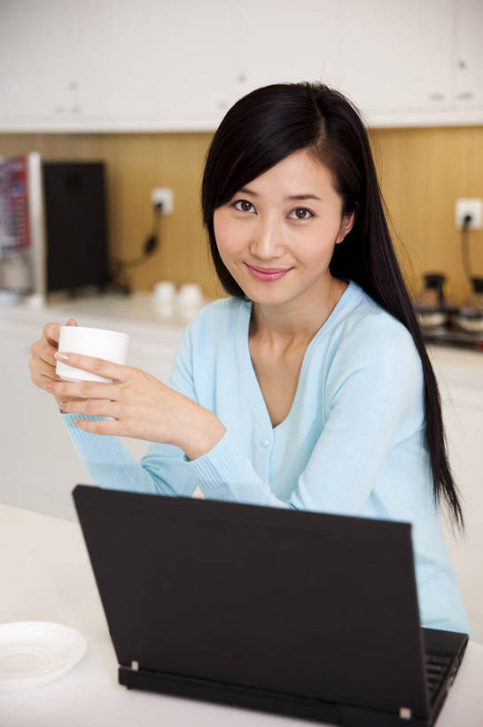 东方人,一个人,商务人士,商务女性,办公室,竖图,彩色,室内,白天,西装,商务,成功,信心,职员,中国,亚洲,套装,正装,工作,图片,喝茶,现代建筑,笔记本,美女,金融,摄影,休息室,经济,商务装,贸易,工薪阶层,东亚,茶水间,手提电脑,女人,女性,亚洲人,中国人,年轻人,白领,上班族,坐着,半身,高兴,办公,商业,bj174