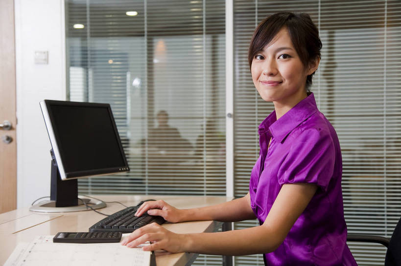 东方人,一个人,商务人士,商务女性,办公室,微笑,横图,彩色,室内,白天,商务,成功,信心,职员,电脑,中国,亚洲,套装,正装,工作,图片,现代建筑,笔记本,美女,金融,摄影,经济,操作,玻璃墙,商务装,贸易,工薪阶层,东亚,百页窗,女人,女性,亚洲人,中国人,年轻人,白领,上班族,坐着,半身,高兴,办公,商业,bj174