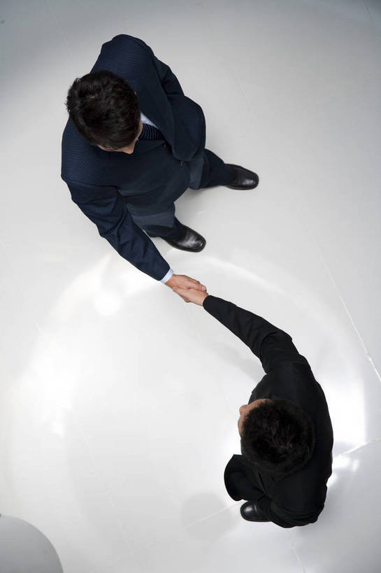 东方人,两个人,商务人士,商务男性,办公室,握手,竖图,俯视,彩色,室内,白天,衬衫,西装,商务,成功,合作,信心,职员,楼梯,建筑,中国,亚洲,套装,正装,图片,现代建筑,台阶,站着,金融,摄影,拱形,经济,玻璃墙,商务装,旋转楼梯,贸易,工薪阶层,东亚,友情,男人,男性,亚洲人,中国人,年轻人,白领,上班族,高角度拍摄,全身,衬衣,高兴,办公,商业,bj174