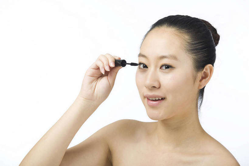 东方人,五官,眼睛,脸颊,手,头发,一个人,横图,彩色,室内,白色背景,正面,化妆,美容,时尚,北京,中国,仅一个年轻女性,仅一个女性,仅一个人,图片,黑色,站着,休闲,健康,舒服,美女,姿势,摄影,生活方式,皮肤,修饰,动作,睫毛刷,毛发,化妆用品,年轻女性,女人,女性,中国人,年轻人,半身,影棚拍摄,愉快,bj174