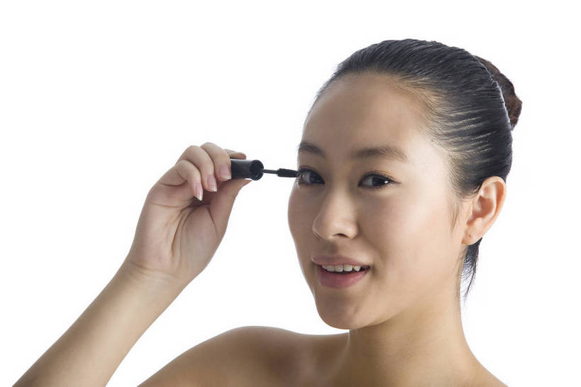 东方人,五官,眼睛,脸颊,手,头发,一个人,横图,彩色,室内,白色背景,正面,化妆,美容,时尚,北京,中国,仅一个年轻女性,仅一个女性,仅一个人,图片,黑色,站着,休闲,健康,舒服,美女,姿势,摄影,生活方式,皮肤,修饰,动作,睫毛刷,毛发,化妆用品,年轻女性,女人,女性,中国人,年轻人,半身,影棚拍摄,愉快,bj174