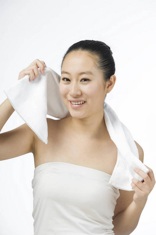 东方人,五官,眼睛,嘴,脸颊,头发,一个人,竖图,彩色,室内,白色背景,正面,美容,时尚,北京,中国,仅一个年轻女性,仅一个女性,仅一个人,图片,黑色,毛巾,擦汗,清洁,站着,休闲,健康,舒服,美女,姿势,摄影,生活方式,皮肤,修饰,动作,毛发,化妆用品,年轻女性,女人,女性,中国人,年轻人,半身,影棚拍摄,愉快,bj174