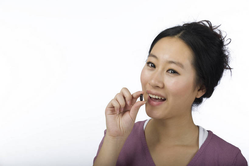 东方人,五官,脸,嘴,头发,一个人,微笑,横图,北京,中国,仅一个年轻女性,仅一个女性,仅一个人,药,生活,休闲装,黑色,吃药,站着,休闲,健康,生病,舒服,美女,治疗,生活方式,毛发,年轻女性,女人,女性,中国人,年轻人,主妇,半身,愉快,bj174