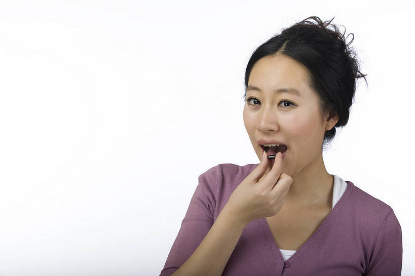 东方人,五官,脸,嘴,头发,一个人,微笑,横图,北京,中国,仅一个年轻女性,仅一个女性,仅一个人,药,生活,休闲装,黑色,吃药,站着,休闲,健康,生病,舒服,美女,治疗,生活方式,毛发,年轻女性,女人,女性,中国人,年轻人,主妇,半身,愉快,bj174