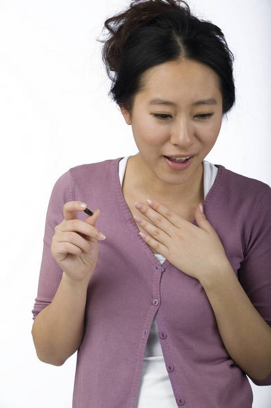 东方人,五官,脸,嘴,头发,一个人,微笑,竖图,北京,中国,仅一个年轻女性,仅一个女性,仅一个人,药,生活,休闲装,黑色,吃药,站着,休闲,健康,生病,舒服,美女,治疗,生活方式,毛发,年轻女性,女人,女性,中国人,年轻人,主妇,半身,愉快,bj174