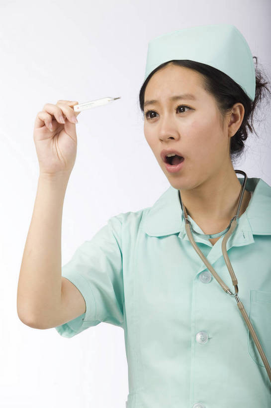 东方人,头发,一个人,护士,竖图,职员,北京,中国,仅一个年轻女性,仅一个女性,仅一个人,检查,工作,测量,职业装,黑色,体温计,听诊器,站着,职业,健康,舒服,夸张,美女,治疗,服务,生活方式,吃惊,温度,医疗,毛发,护士帽,体温,年轻女性,女人,女性,中国人,年轻人,白领,商人,上班族,半身,愉快,白领阶层,办公室职员,bj174