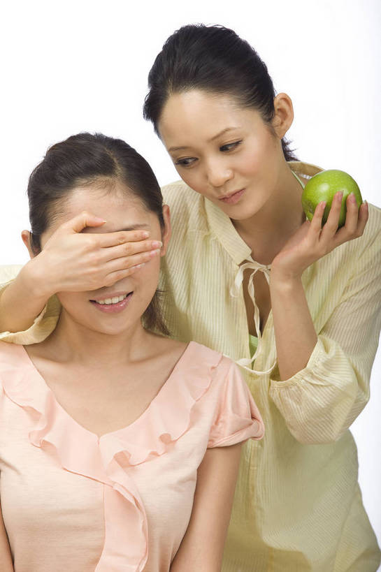 东方人,头发,一个人,两个人,伙伴,微笑,竖图,苹果,水果,北京,中国,仅一个年轻女性,仅一个女性,仅一个人,生活,依靠,休闲装,黑色,休闲,健康,表情,美女,亲密,生活方式,毛发,猜测,团结,友情,年轻女性,女人,女性,中国人,年轻人,坐着,半身,愉快,bj174