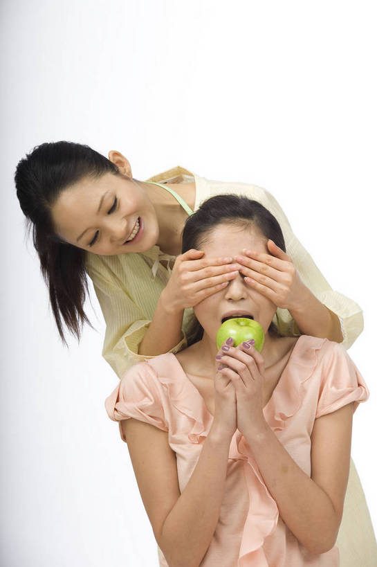 东方人,头发,一个人,两个人,伙伴,微笑,竖图,苹果,水果,北京,中国,仅一个年轻女性,仅一个女性,仅一个人,生活,依靠,休闲装,黑色,休闲,健康,表情,美女,亲密,生活方式,毛发,猜测,团结,友情,年轻女性,女人,女性,中国人,年轻人,坐着,半身,愉快,bj174