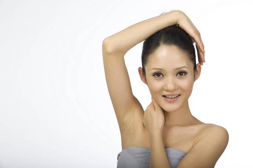 东方人,五官,眼睛,脸颊,手,头发,一个人,横图,美容,时尚,北京,中国,仅一个年轻女性,仅一个女性,仅一个人,护肤,黑色,清洁,站着,休闲,健康,舒服,美女,头像,生活方式,皮肤,动作,毛发,年轻女性,女人,女性,中国人,年轻人,愉快,bj174