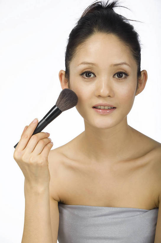 东方人,五官,眼睛,脸颊,手,头发,一个人,竖图,化妆,美容,时尚,北京,中国,仅一个年轻女性,仅一个女性,仅一个人,涂抹,黑色,化妆刷,休闲,健康,舒服,美女,头像,生活方式,皮肤,修饰,毛发,化妆用品,年轻女性,女人,女性,中国人,年轻人,愉快,bj174