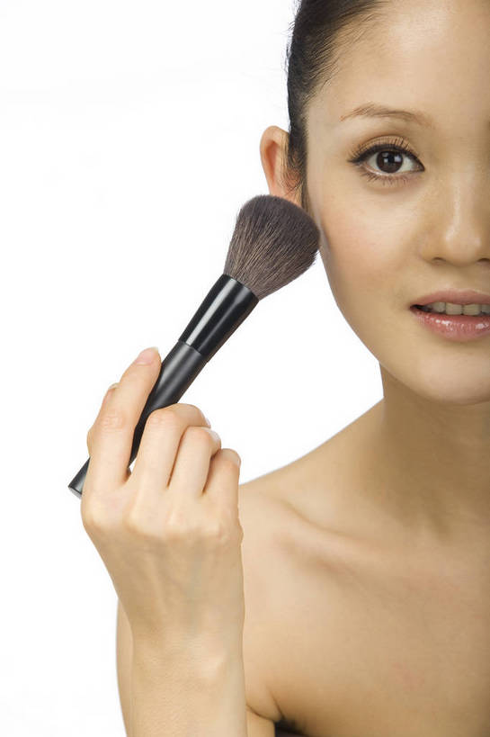 东方人,五官,眼睛,脸颊,手,头发,一个人,竖图,化妆,美容,时尚,北京,中国,仅一个年轻女性,仅一个女性,仅一个人,涂抹,黑色,化妆刷,休闲,健康,舒服,美女,头像,生活方式,皮肤,修饰,毛发,化妆用品,年轻女性,女人,女性,中国人,年轻人,愉快,bj174