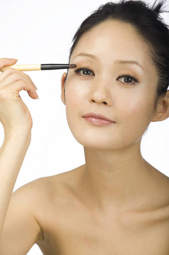 东方人,五官,眼睛,脸颊,手,头发,一个人,竖图,化妆,美容,时尚,北京,中国,仅一个年轻女性,仅一个女性,仅一个人,涂抹,黑色,化妆刷,休闲,健康,舒服,美女,头像,生活方式,皮肤,修饰,毛发,化妆用品,年轻女性,女人,女性,中国人,年轻人,愉快,bj174