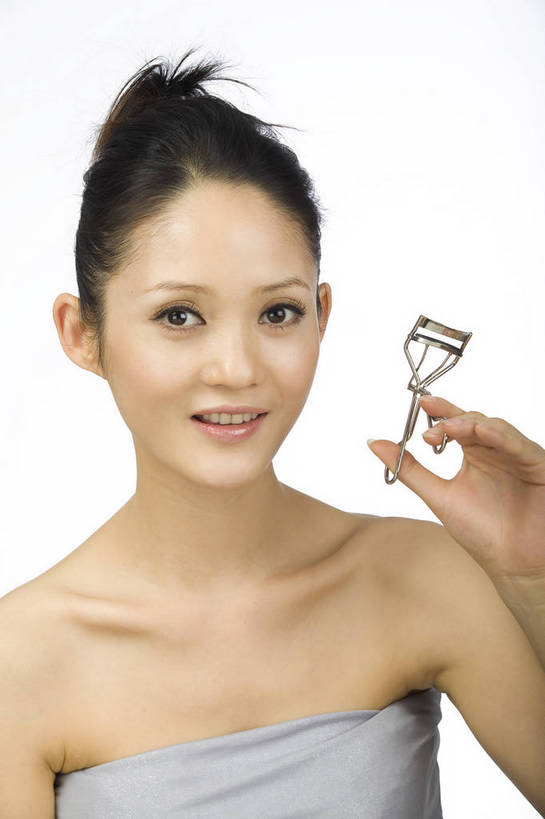 东方人,五官,眼睛,脸颊,手,头发,一个人,竖图,化妆,美容,时尚,北京,中国,仅一个年轻女性,仅一个女性,仅一个人,黑色,休闲,健康,舒服,睫毛夹,美女,头像,生活方式,皮肤,修饰,毛发,化妆用品,年轻女性,女人,女性,中国人,年轻人,愉快,bj174