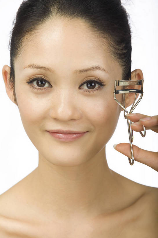 东方人,五官,眼睛,脸颊,手,头发,一个人,竖图,化妆,美容,时尚,北京,中国,仅一个年轻女性,仅一个女性,仅一个人,黑色,休闲,健康,舒服,睫毛夹,美女,头像,生活方式,皮肤,修饰,毛发,化妆用品,年轻女性,女人,女性,中国人,年轻人,愉快,bj174