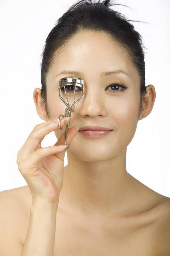 东方人,五官,眼睛,脸颊,手,头发,一个人,竖图,化妆,美容,时尚,北京,中国,仅一个年轻女性,仅一个女性,仅一个人,黑色,休闲,健康,舒服,睫毛夹,美女,头像,生活方式,皮肤,修饰,毛发,化妆用品,年轻女性,女人,女性,中国人,年轻人,愉快,bj174