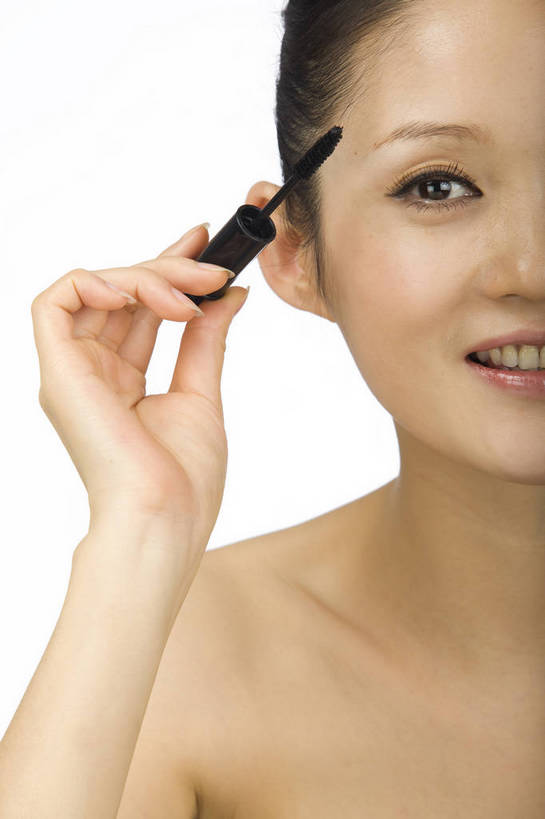 东方人,五官,眼睛,脸颊,手,头发,一个人,竖图,化妆,美容,时尚,北京,中国,仅一个年轻女性,仅一个女性,仅一个人,黑色,休闲,健康,舒服,美女,头像,生活方式,皮肤,修饰,睫毛刷,毛发,化妆用品,年轻女性,女人,女性,中国人,年轻人,愉快,bj174