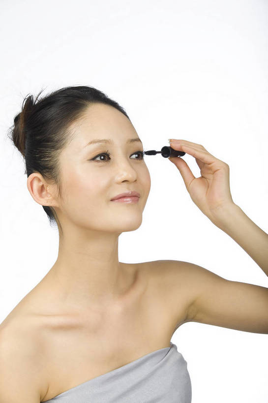 东方人,五官,眼睛,脸颊,手,头发,一个人,竖图,化妆,美容,时尚,北京,中国,仅一个年轻女性,仅一个女性,仅一个人,黑色,休闲,健康,舒服,美女,头像,生活方式,皮肤,修饰,睫毛刷,毛发,化妆用品,年轻女性,女人,女性,中国人,年轻人,愉快,bj174