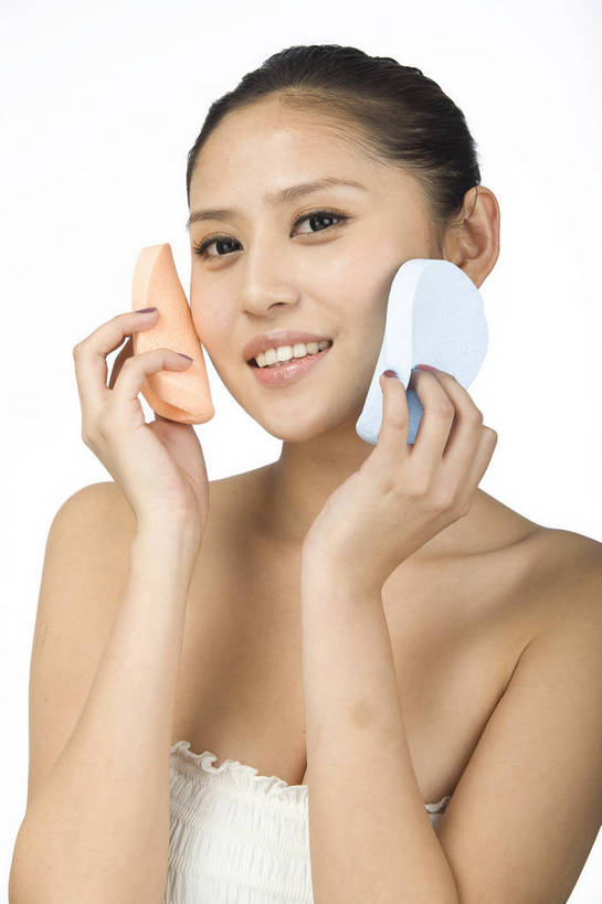 东方人,五官,眼睛,脸颊,手,头发,一个人,竖图,化妆,美容,时尚,北京,中国,仅一个年轻女性,仅一个女性,仅一个人,涂抹,黑色,粉扑,休闲,健康,舒服,美女,头像,生活方式,皮肤,修饰,毛发,化妆用品,年轻女性,女人,女性,中国人,年轻人,愉快,bj174