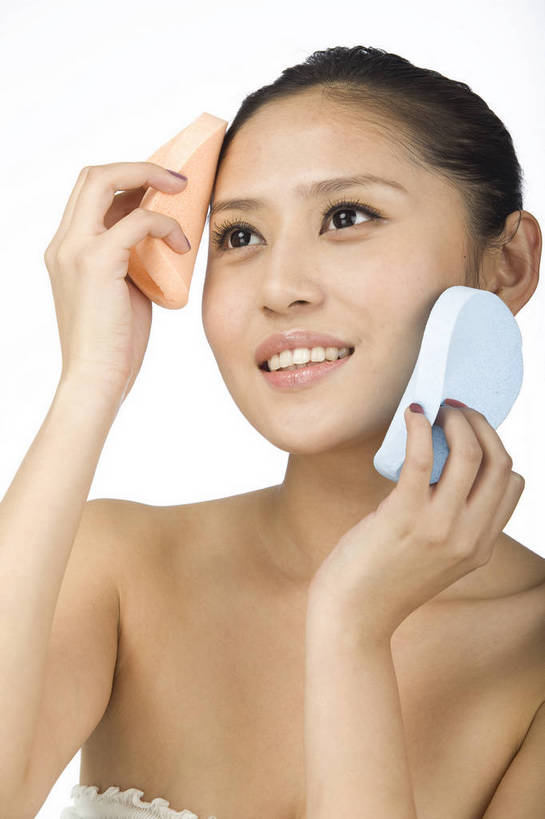 东方人,五官,眼睛,脸颊,手,头发,一个人,竖图,化妆,美容,时尚,北京,中国,仅一个年轻女性,仅一个女性,仅一个人,涂抹,黑色,粉扑,休闲,健康,舒服,美女,头像,生活方式,皮肤,修饰,毛发,化妆用品,年轻女性,女人,女性,中国人,年轻人,愉快,bj174