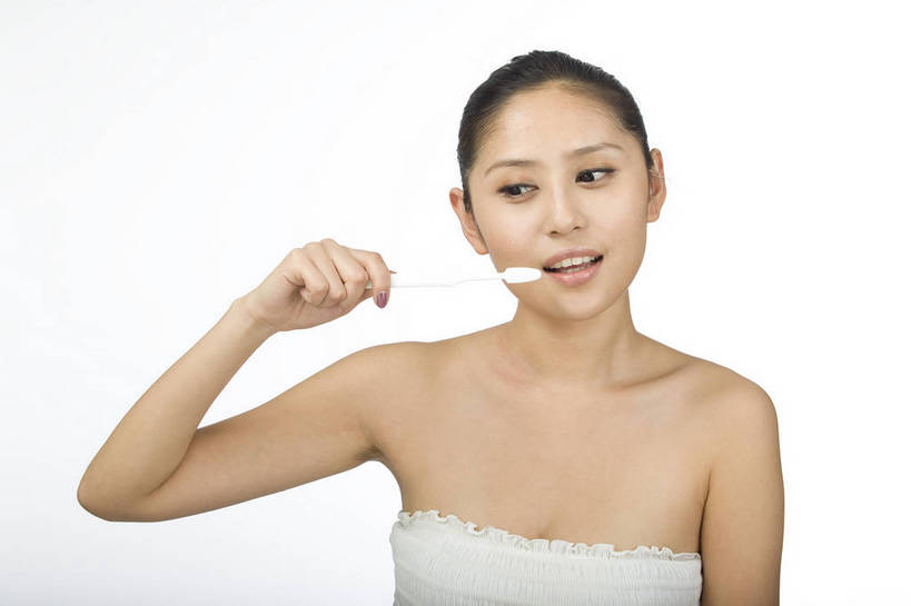 东方人,五官,眼睛,脸颊,手,头发,一个人,横图,化妆,美容,北京,中国,仅一个年轻女性,仅一个女性,仅一个人,护肤,刷牙,黑色,清洁,休闲,健康,舒服,美女,头像,生活方式,皮肤,修饰,毛发,年轻女性,女人,女性,中国人,年轻人,愉快,bj174