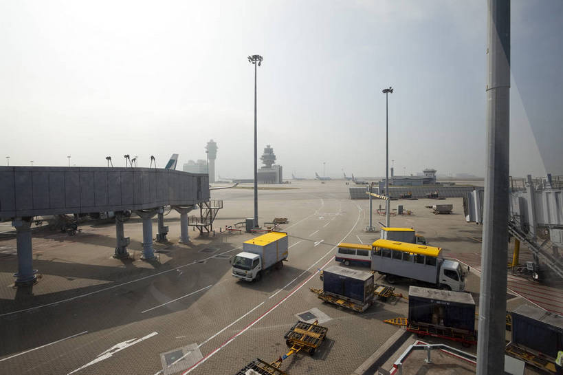 无人,机场,横图,彩色,室外,白天,旅游,度假,名胜古迹,标志建筑,城市,地标,飞机,飞机场,建筑,香港,中国,遗迹,图片,交通,古迹,文物,娱乐,建设,现代,古建筑,现代建筑,地标建筑,航站楼,停机坪,骑车,享受,休闲,旅游胜地,放松,运输,货车,都市风光,货运,文明,中国文化,候机楼,古文明,香港国际机场,繁荣,旅客航站楼,枢纽,航空站,空港,bj174