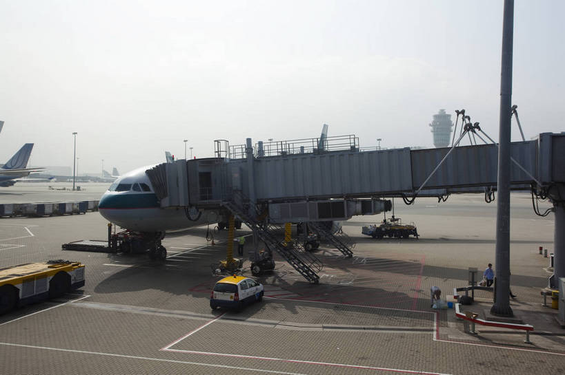 无人,机场,横图,彩色,室外,白天,旅游,度假,名胜古迹,标志建筑,城市,地标,飞机,飞机场,建筑,香港,中国,遗迹,图片,交通,古迹,文物,娱乐,建设,现代,古建筑,现代建筑,地标建筑,航站楼,停机坪,骑车,享受,休闲,旅游胜地,放松,运输,货车,都市风光,货运,文明,中国文化,候机楼,古文明,香港国际机场,繁荣,旅客航站楼,枢纽,航空站,空港,bj174